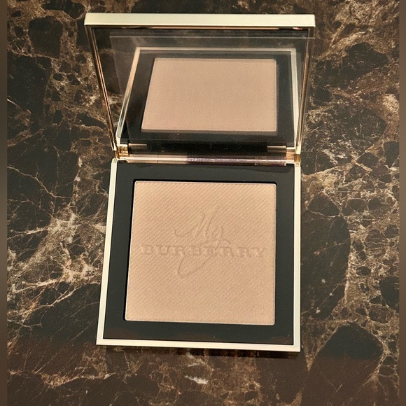 Sale!! New In Box!! Burberry Fragrance Luminizing Powder - Picture 2 of 11